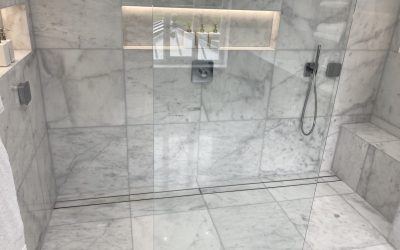 Master en-suite and bathroom with marble tile